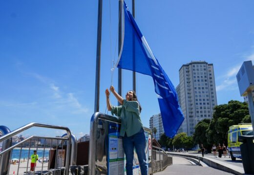Izadas as cinco bandeiras azuis que ondearán neste verán nas praias da Coruña